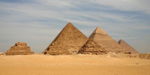 Who built the pyramids of ancient Egypt